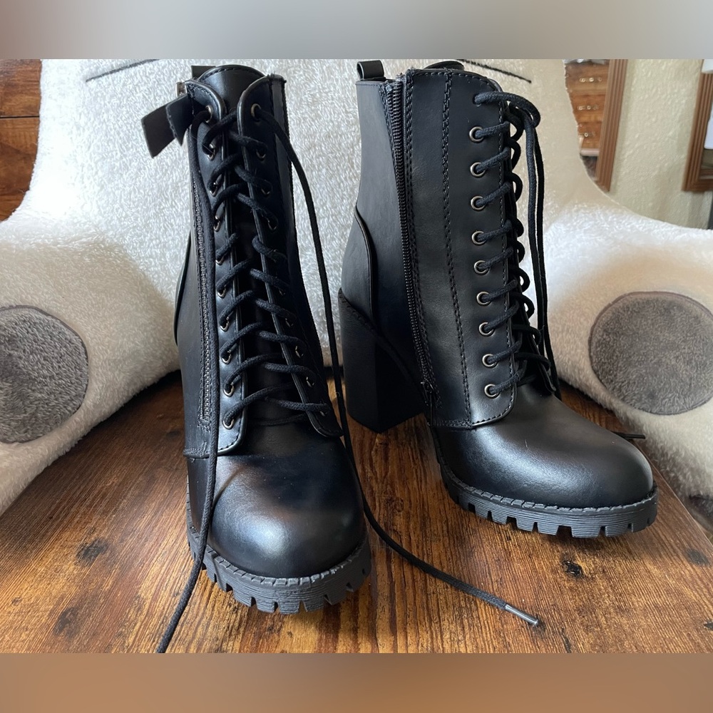 New NWOT SODA Black Lace-Up Ankle Boots